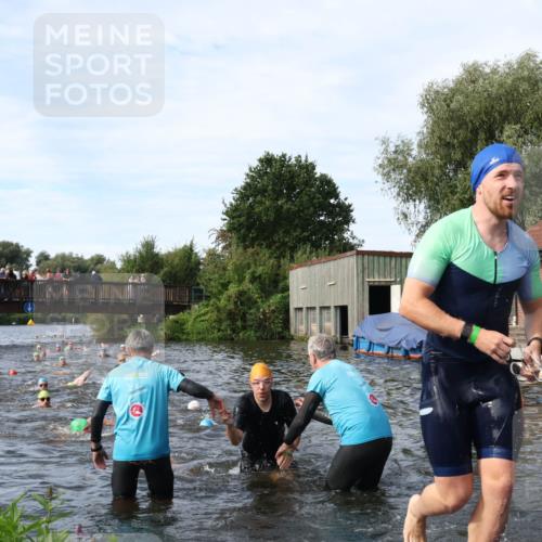 31.08.2025 - Elbe Triathlon Hamburg Luisa Fischer http://msf.ph/oto/8682858 31.08.2025 10:12:16 Schwimmen 937, 954, 970, 1003, 1020, 1028, 1062, 1080, 1093 meine-sportfotos.de