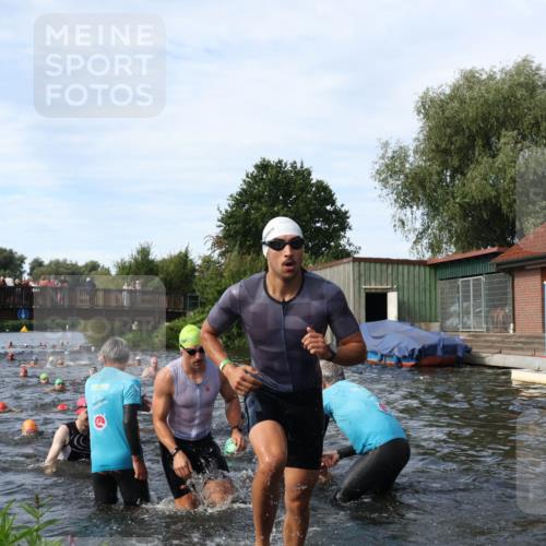 31.08.2025 - Elbe Triathlon Hamburg Luisa Fischer http://msf.ph/oto/8682899 31.08.2025 10:12:27 Schwimmen 948, 954, 958, 989, 994, 1003, 1007, 1056, 1067, 1075, 1092 meine-sportfotos.de