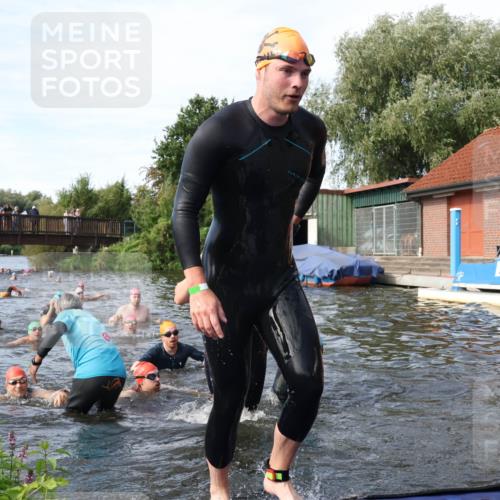 31.08.2025 - Elbe Triathlon Hamburg Luisa Fischer http://msf.ph/oto/8682937 31.08.2025 10:12:37 Schwimmen 935, 948, 951, 958, 997, 1013, 1018, 1026, 1056, 1075 meine-sportfotos.de
