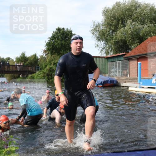 31.08.2025 - Elbe Triathlon Hamburg Luisa Fischer http://msf.ph/oto/8682946 31.08.2025 10:12:39 Schwimmen 935, 948, 951, 973, 997, 1013, 1018, 1026, 1075, 1088 meine-sportfotos.de