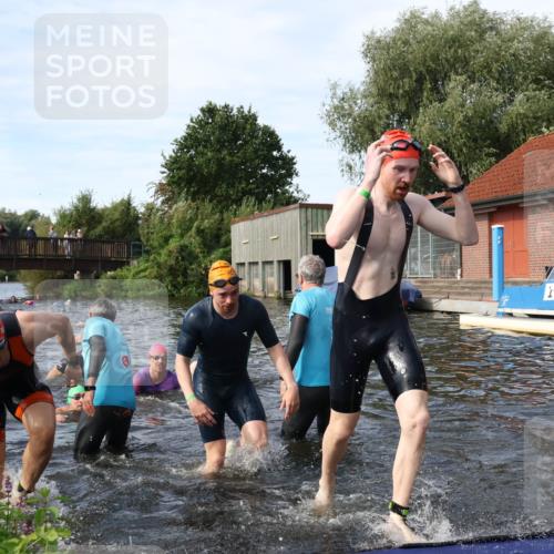 31.08.2025 - Elbe Triathlon Hamburg Luisa Fischer http://msf.ph/oto/8682958 31.08.2025 10:12:41 Schwimmen 935, 951, 964, 972, 973, 997, 1013, 1018, 1026, 1075, 1088 meine-sportfotos.de