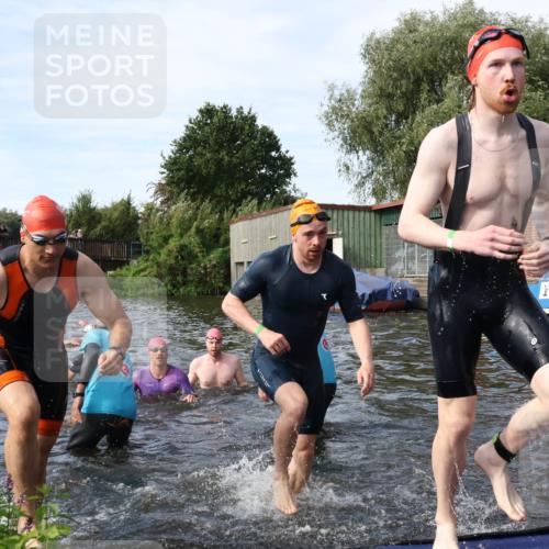 31.08.2025 - Elbe Triathlon Hamburg Luisa Fischer http://msf.ph/oto/8682961 31.08.2025 10:12:42 Schwimmen 935, 951, 964, 972, 973, 997, 1013, 1018, 1026, 1088 meine-sportfotos.de