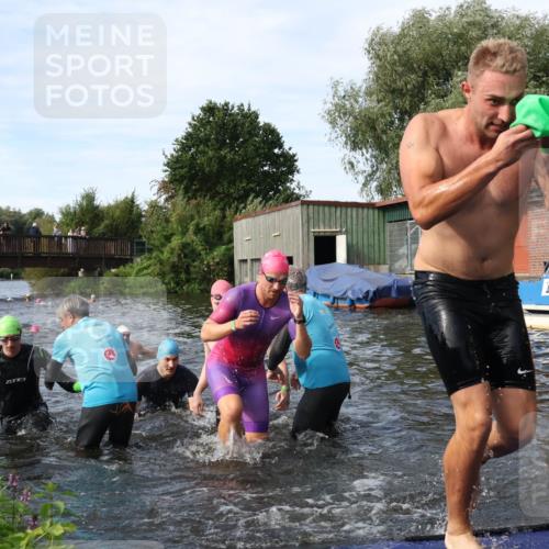 31.08.2025 - Elbe Triathlon Hamburg Luisa Fischer http://msf.ph/oto/8682980 31.08.2025 10:12:46 Schwimmen 935, 964, 966, 972, 973, 997, 1018, 1026, 1088 meine-sportfotos.de