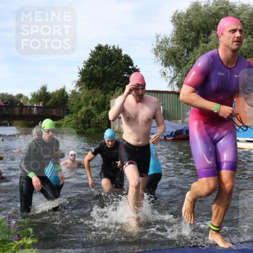 31.08.2025 - Elbe Triathlon Hamburg Luisa Fischer http://msf.ph/oto/8682989 31.08.2025 10:12:47 Schwimmen 935, 964, 966, 972, 973, 997, 1018, 1026, 1047, 1088 meine-sportfotos.de