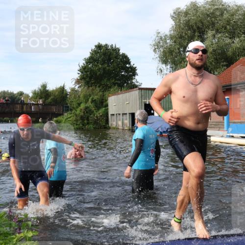 31.08.2025 - Elbe Triathlon Hamburg Luisa Fischer http://msf.ph/oto/8683023 31.08.2025 10:12:54 Schwimmen 964, 966, 972, 1027, 1047, 1060, 1094 meine-sportfotos.de