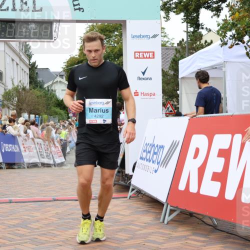 31.08.2025 - 21. Blankeneser Heldenlauf Strokosch-Dieckow http://msf.ph/oto/8683039 31.08.2025 12:04:09 Ziel 5063, 5261, 4292 meine-sportfotos.de