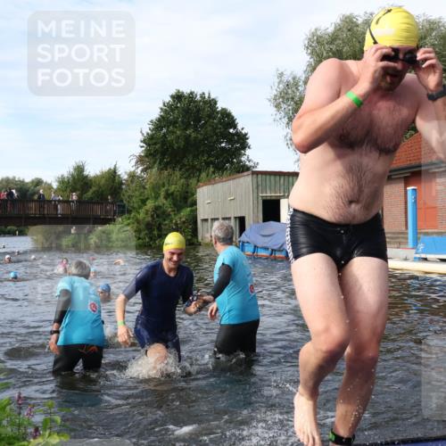 31.08.2025 - Elbe Triathlon Hamburg Luisa Fischer http://msf.ph/oto/8683088 31.08.2025 10:13:07 Schwimmen 992, 993, 1008, 1027, 1060, 1082 meine-sportfotos.de