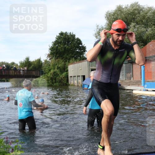 31.08.2025 - Elbe Triathlon Hamburg Luisa Fischer http://msf.ph/oto/8683107 31.08.2025 10:13:11 Schwimmen 993, 1008, 1022, 1082 meine-sportfotos.de