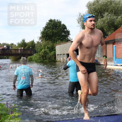 31.08.2025 - Elbe Triathlon Hamburg Luisa Fischer http://msf.ph/oto/8683115 31.08.2025 10:13:18 Schwimmen 1021, 1022, 1035 meine-sportfotos.de
