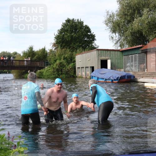 31.08.2025 - Elbe Triathlon Hamburg Luisa Fischer http://msf.ph/oto/8683118 31.08.2025 10:13:24 Schwimmen 979, 1021, 1035 meine-sportfotos.de