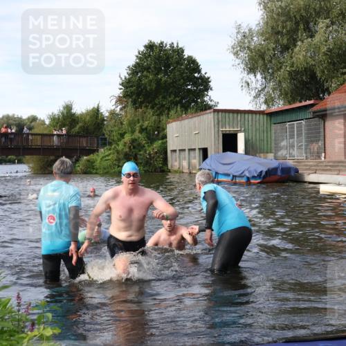 31.08.2025 - Elbe Triathlon Hamburg Luisa Fischer http://msf.ph/oto/8683119 31.08.2025 10:13:24 Schwimmen 979, 1021, 1035 meine-sportfotos.de