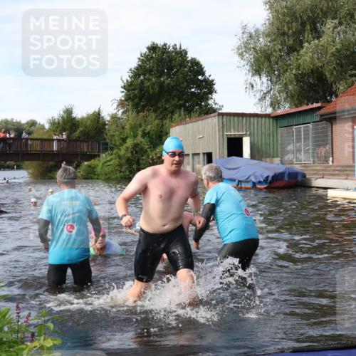 31.08.2025 - Elbe Triathlon Hamburg Luisa Fischer http://msf.ph/oto/8683123 31.08.2025 10:13:25 Schwimmen 979, 1021, 1035 meine-sportfotos.de