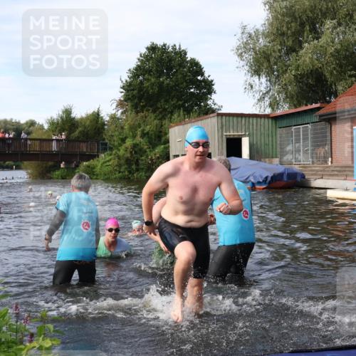 31.08.2025 - Elbe Triathlon Hamburg Luisa Fischer http://msf.ph/oto/8683125 31.08.2025 10:13:25 Schwimmen 979, 1021, 1035 meine-sportfotos.de