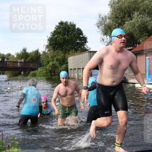 31.08.2025 - Elbe Triathlon Hamburg Luisa Fischer http://msf.ph/oto/8683129 31.08.2025 10:13:26 Schwimmen 979, 1021, 1035, 1055 meine-sportfotos.de