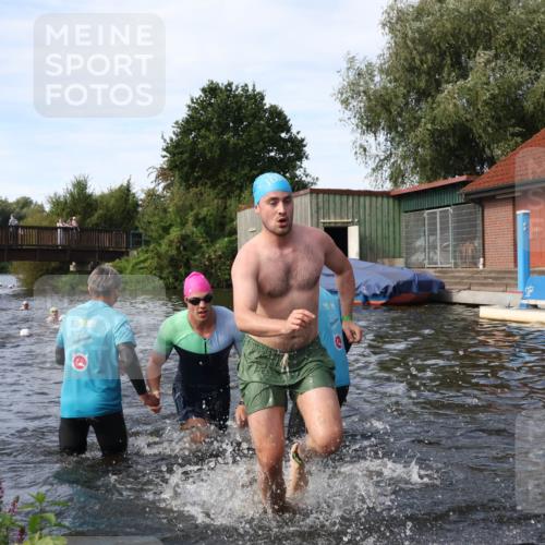 31.08.2025 - Elbe Triathlon Hamburg Luisa Fischer http://msf.ph/oto/8683134 31.08.2025 10:13:27 Schwimmen 979, 1021, 1035, 1055 meine-sportfotos.de