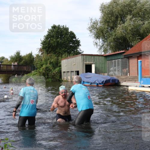 31.08.2025 - Elbe Triathlon Hamburg Luisa Fischer http://msf.ph/oto/8683153 31.08.2025 10:13:30 Schwimmen 979, 1021, 1035, 1055 meine-sportfotos.de