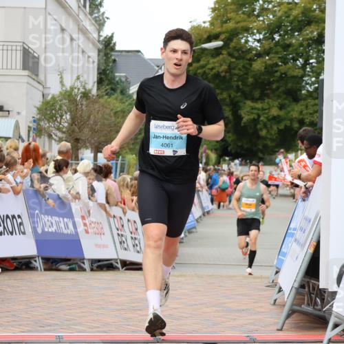31.08.2025 - 21. Blankeneser Heldenlauf Strokosch-Dieckow http://msf.ph/oto/8683197 31.08.2025 12:04:01 Ziel 5261, 4046, 4061 meine-sportfotos.de
