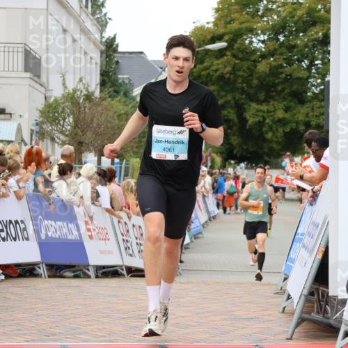 31.08.2025 - 21. Blankeneser Heldenlauf Strokosch-Dieckow http://msf.ph/oto/8683202 31.08.2025 12:04:01 Ziel 5261, 4046, 4061 meine-sportfotos.de