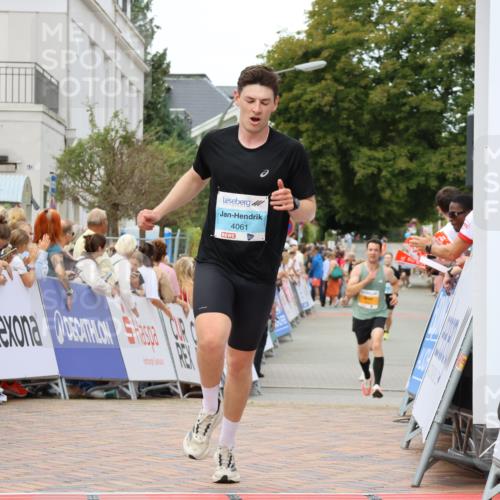 31.08.2025 - 21. Blankeneser Heldenlauf Strokosch-Dieckow http://msf.ph/oto/8683208 31.08.2025 12:04:01 Ziel 5261, 4046, 4061 meine-sportfotos.de