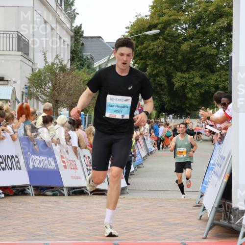 31.08.2025 - 21. Blankeneser Heldenlauf Strokosch-Dieckow http://msf.ph/oto/8683221 31.08.2025 12:04:01 Ziel 5261, 4046, 4061 meine-sportfotos.de