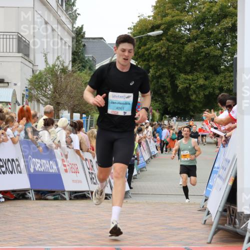31.08.2025 - 21. Blankeneser Heldenlauf Strokosch-Dieckow http://msf.ph/oto/8683228 31.08.2025 12:04:01 Ziel 5261, 4046, 4061 meine-sportfotos.de