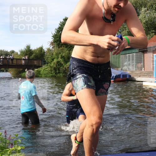 31.08.2025 - Elbe Triathlon Hamburg Luisa Fischer http://msf.ph/oto/8683246 31.08.2025 10:13:56 Schwimmen 1010, 1029, 1054, 1059 meine-sportfotos.de