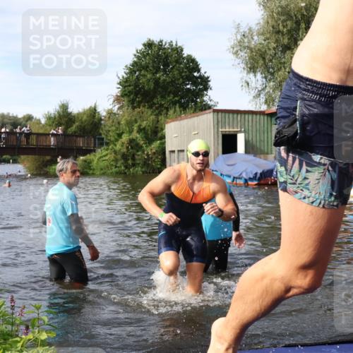 31.08.2025 - Elbe Triathlon Hamburg Luisa Fischer http://msf.ph/oto/8683248 31.08.2025 10:13:56 Schwimmen 1010, 1029, 1054, 1059 meine-sportfotos.de