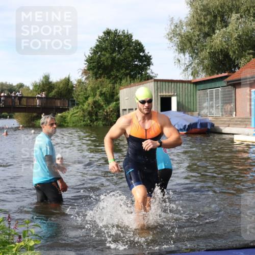 31.08.2025 - Elbe Triathlon Hamburg Luisa Fischer http://msf.ph/oto/8683249 31.08.2025 10:13:57 Schwimmen 1010, 1054, 1059 meine-sportfotos.de