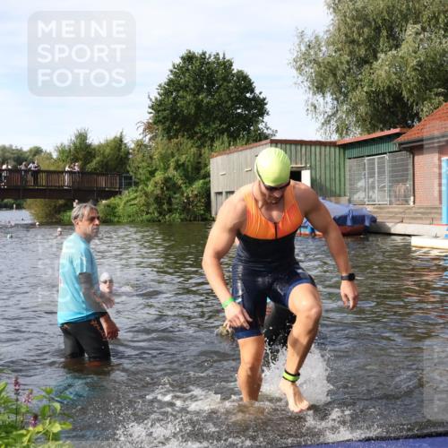 31.08.2025 - Elbe Triathlon Hamburg Luisa Fischer http://msf.ph/oto/8683250 31.08.2025 10:13:57 Schwimmen 1010, 1054, 1059 meine-sportfotos.de