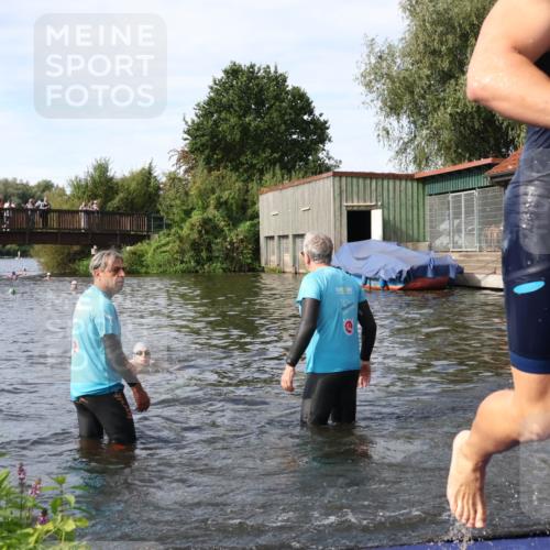 31.08.2025 - Elbe Triathlon Hamburg Luisa Fischer http://msf.ph/oto/8683256 31.08.2025 10:13:58 Schwimmen 1010, 1054, 1059 meine-sportfotos.de