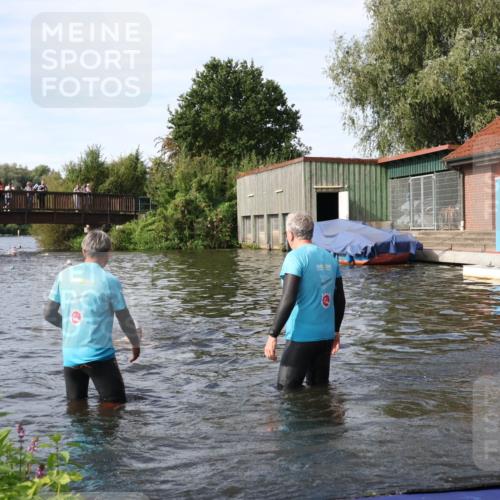 31.08.2025 - Elbe Triathlon Hamburg Luisa Fischer http://msf.ph/oto/8683262 31.08.2025 10:13:59 Schwimmen 1010, 1054, 1059 meine-sportfotos.de