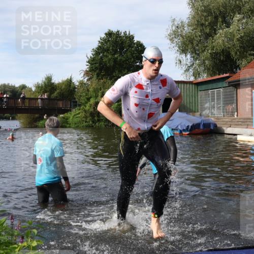 31.08.2025 - Elbe Triathlon Hamburg Luisa Fischer http://msf.ph/oto/8683279 31.08.2025 10:14:05 Schwimmen 1010 meine-sportfotos.de
