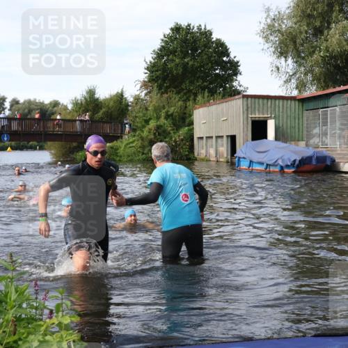 31.08.2025 - Elbe Triathlon Hamburg Luisa Fischer http://msf.ph/oto/8683302 31.08.2025 10:15:00 Schwimmen 956, 1038, 1057 meine-sportfotos.de