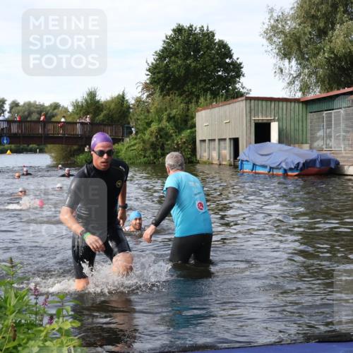 31.08.2025 - Elbe Triathlon Hamburg Luisa Fischer http://msf.ph/oto/8683304 31.08.2025 10:15:01 Schwimmen 956, 1038, 1057 meine-sportfotos.de
