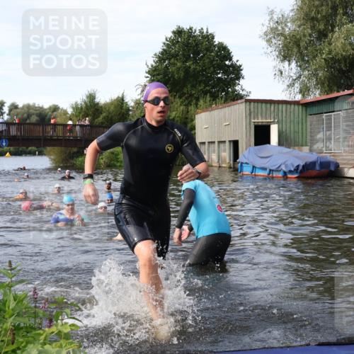 31.08.2025 - Elbe Triathlon Hamburg Luisa Fischer http://msf.ph/oto/8683307 31.08.2025 10:15:01 Schwimmen 956, 1038, 1057 meine-sportfotos.de