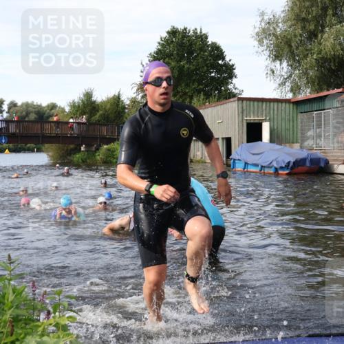 31.08.2025 - Elbe Triathlon Hamburg Luisa Fischer http://msf.ph/oto/8683308 31.08.2025 10:15:02 Schwimmen 956, 1038, 1057 meine-sportfotos.de