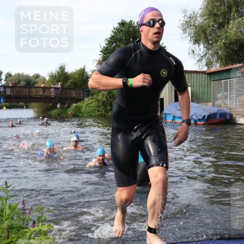 31.08.2025 - Elbe Triathlon Hamburg Luisa Fischer http://msf.ph/oto/8683310 31.08.2025 10:15:02 Schwimmen 956, 1038, 1057 meine-sportfotos.de