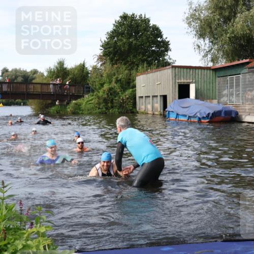 31.08.2025 - Elbe Triathlon Hamburg Luisa Fischer http://msf.ph/oto/8683312 31.08.2025 10:15:04 Schwimmen 956, 1038, 1057 meine-sportfotos.de