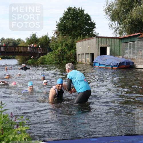 31.08.2025 - Elbe Triathlon Hamburg Luisa Fischer http://msf.ph/oto/8683314 31.08.2025 10:15:04 Schwimmen 956, 1038, 1057 meine-sportfotos.de