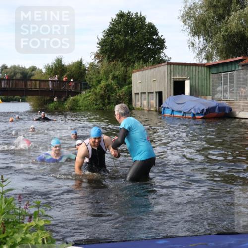 31.08.2025 - Elbe Triathlon Hamburg Luisa Fischer http://msf.ph/oto/8683315 31.08.2025 10:15:04 Schwimmen 956, 1038, 1057 meine-sportfotos.de