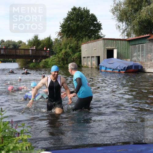 31.08.2025 - Elbe Triathlon Hamburg Luisa Fischer http://msf.ph/oto/8683319 31.08.2025 10:15:05 Schwimmen 956, 1038, 1057 meine-sportfotos.de
