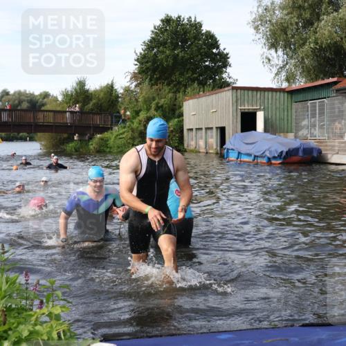 31.08.2025 - Elbe Triathlon Hamburg Luisa Fischer http://msf.ph/oto/8683327 31.08.2025 10:15:06 Schwimmen 956, 1038, 1057, 1068 meine-sportfotos.de