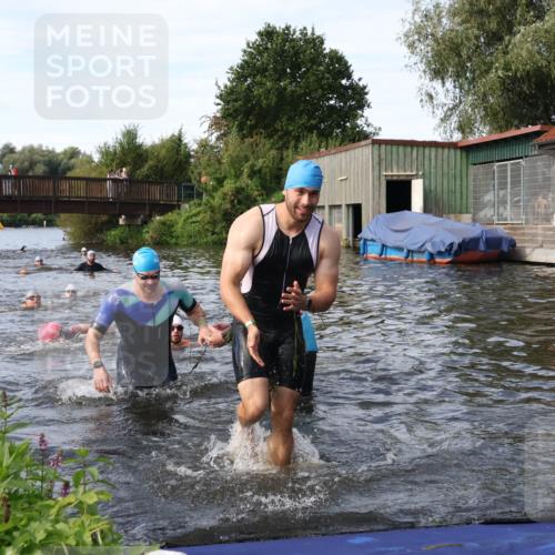 31.08.2025 - Elbe Triathlon Hamburg Luisa Fischer http://msf.ph/oto/8683328 31.08.2025 10:15:07 Schwimmen 956, 1057, 1068 meine-sportfotos.de