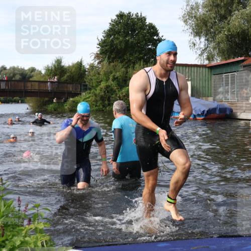 31.08.2025 - Elbe Triathlon Hamburg Luisa Fischer http://msf.ph/oto/8683333 31.08.2025 10:15:07 Schwimmen 956, 1057, 1068 meine-sportfotos.de