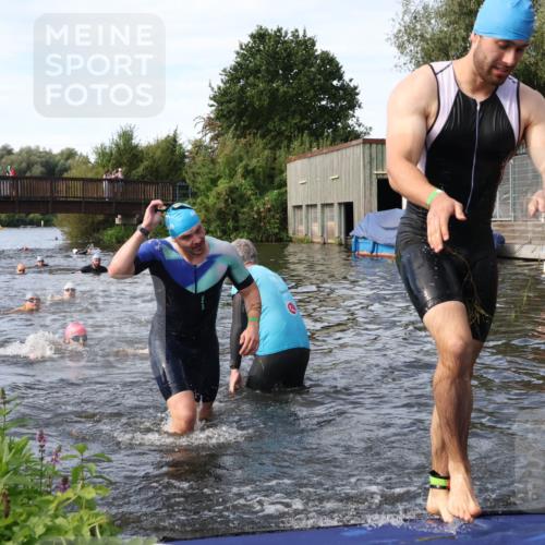 31.08.2025 - Elbe Triathlon Hamburg Luisa Fischer http://msf.ph/oto/8683336 31.08.2025 10:15:08 Schwimmen 956, 1057, 1068, 1072 meine-sportfotos.de