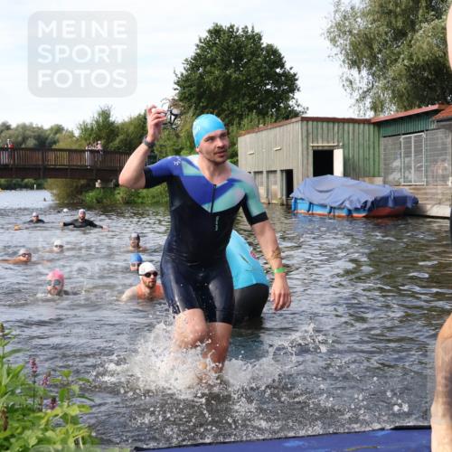 31.08.2025 - Elbe Triathlon Hamburg Luisa Fischer http://msf.ph/oto/8683340 31.08.2025 10:15:09 Schwimmen 956, 1057, 1068, 1072 meine-sportfotos.de