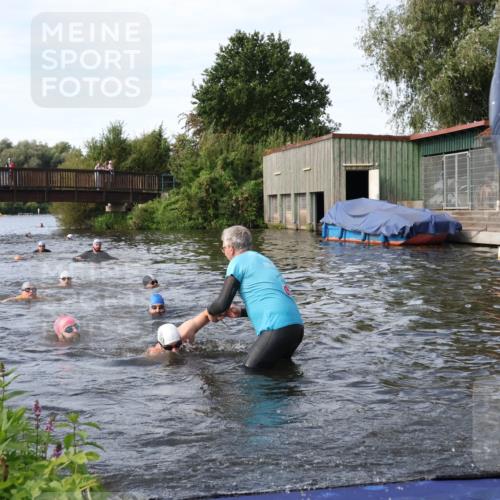 31.08.2025 - Elbe Triathlon Hamburg Luisa Fischer http://msf.ph/oto/8683348 31.08.2025 10:15:10 Schwimmen 956, 1057, 1068, 1072 meine-sportfotos.de