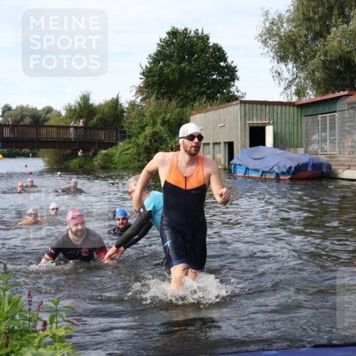 31.08.2025 - Elbe Triathlon Hamburg Luisa Fischer http://msf.ph/oto/8683352 31.08.2025 10:15:13 Schwimmen 956, 1057, 1068, 1072, 1102 meine-sportfotos.de