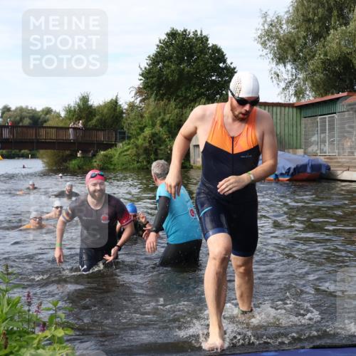 31.08.2025 - Elbe Triathlon Hamburg Luisa Fischer http://msf.ph/oto/8683357 31.08.2025 10:15:14 Schwimmen 956, 1057, 1068, 1072, 1102 meine-sportfotos.de