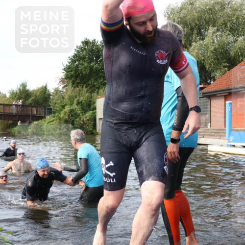 31.08.2025 - Elbe Triathlon Hamburg Luisa Fischer http://msf.ph/oto/8683364 31.08.2025 10:15:18 Schwimmen 1040, 1068, 1072, 1102 meine-sportfotos.de